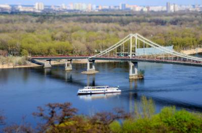 Теплохід біля пішохідного моста у Києві